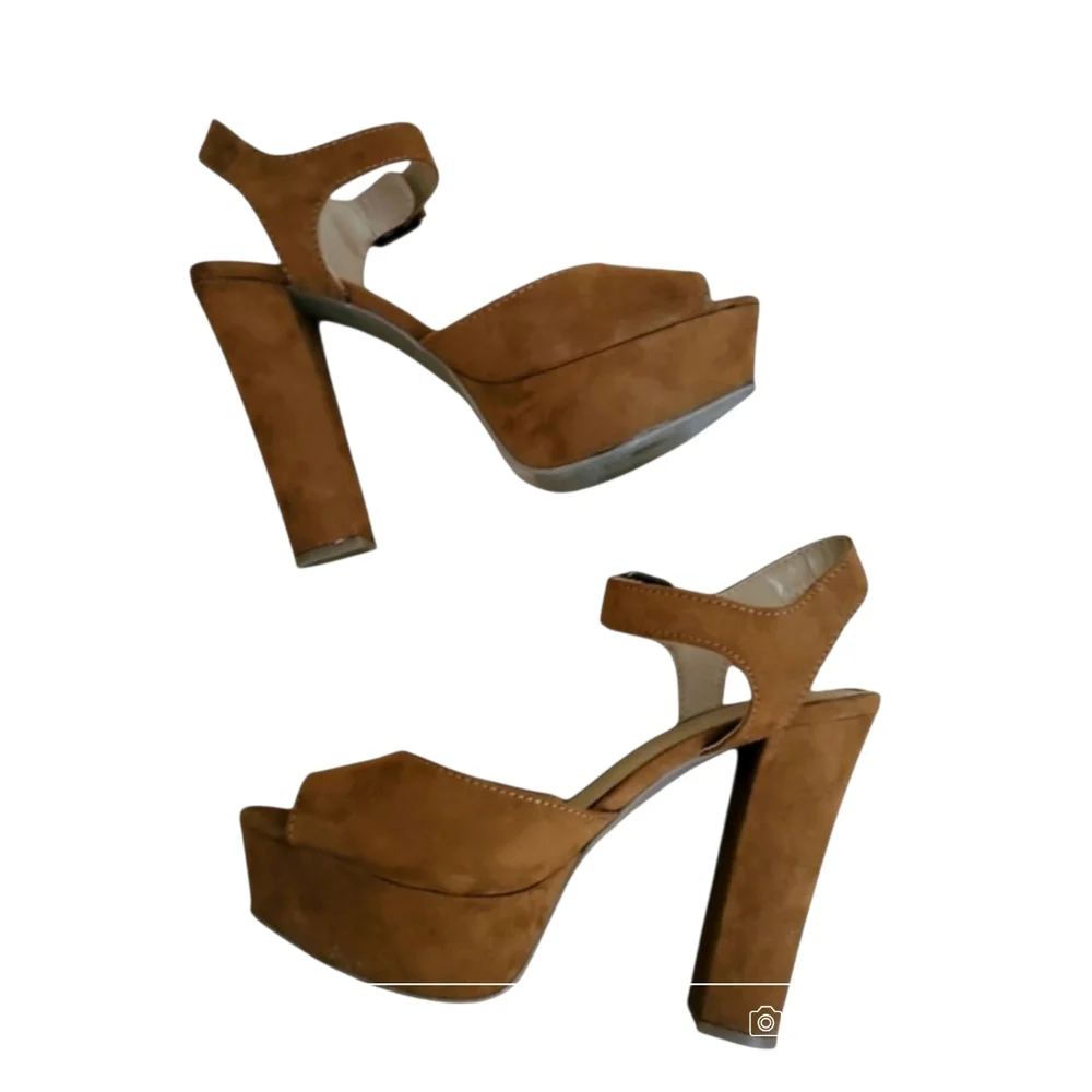 🤎 Candie’s Brown Suede Platform Heels – Size 8.5